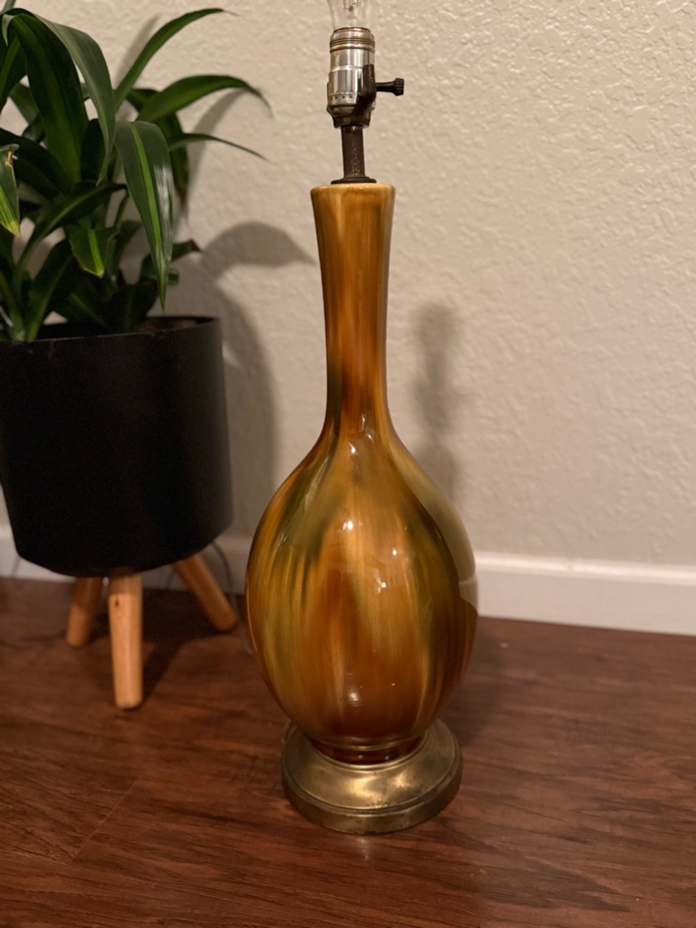 Vintage Boho Mid-Century Modern (MCM) drip glaze pottery lamp.